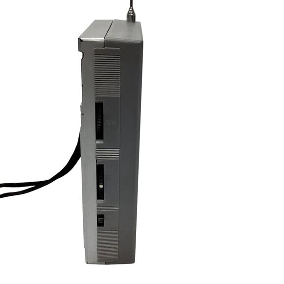 Vintage Radio Shack Realistic 12-719 AM/FM Portable Radio - Picture 3 of 6